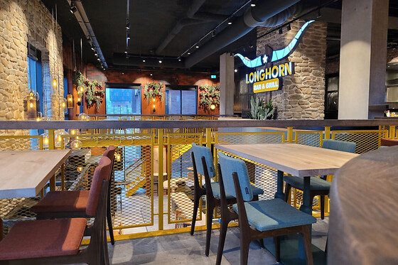 Longhorn Bar & Grill - photo 2